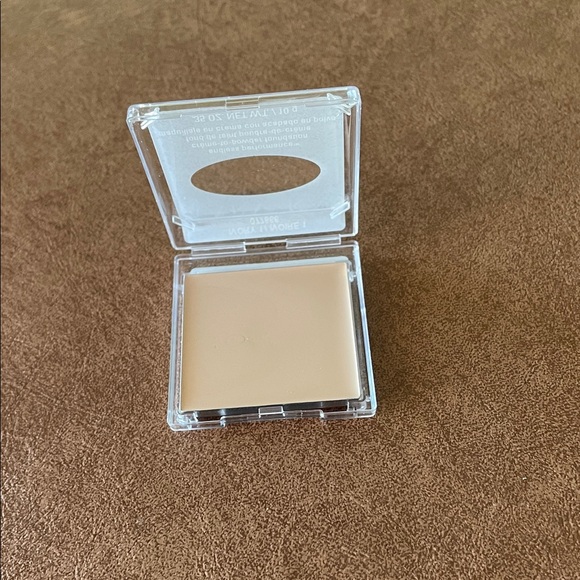 Mary Kay Discontinued Endless Performance Crème-to-Powder Foundation - Ivory 1 - Picture 2 of 2